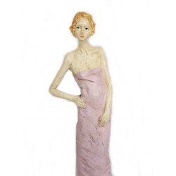 Figurka kobieta w różowej sukni